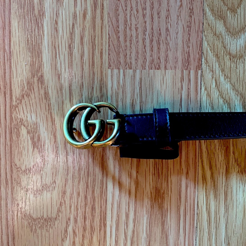Gucci women’s black leather belt with gold double G buckle